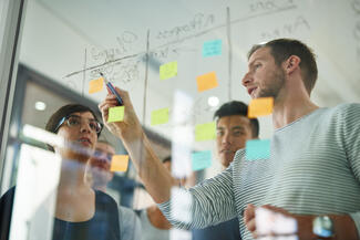 Wir über uns (Foto: iStock/PeopleImages)